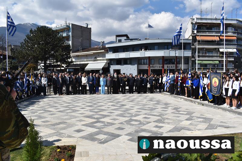 Η κατάθεση στεφάνων στο Ηρώο της Νάουσας για τον εορτασμό της 25ης Μαρτίου (φωτορεπορτάζ)