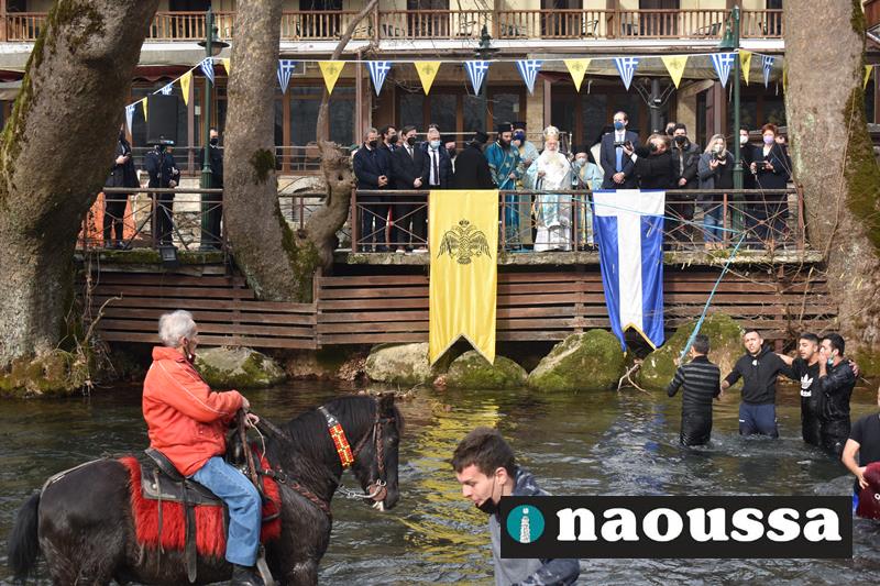 Ο Αγιασμός των υδάτων στο μαγευτικό άλσος του Αγίου Νικολάου Νάουσας (video) 