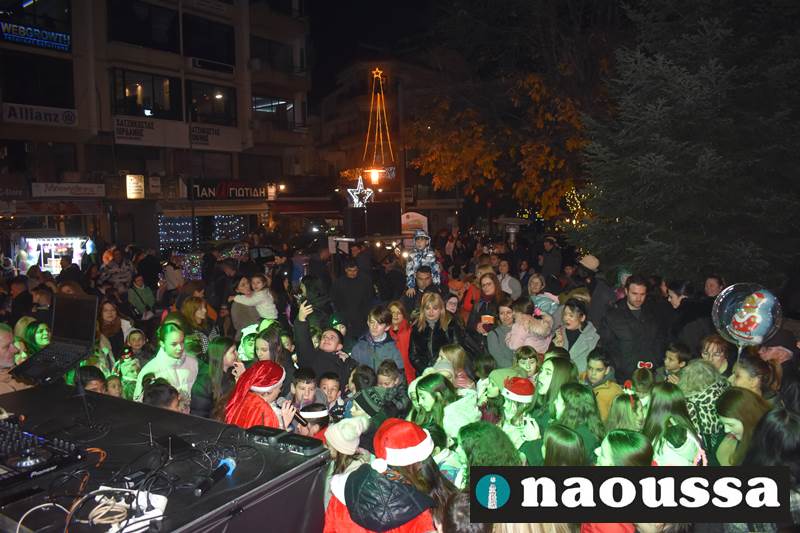 Λαμπερή γιορτή για την Φωταγώγηση Χριστουγεννιάτικου Δέντρου στη Νάουσα (video+φωτορεπορτάζ)