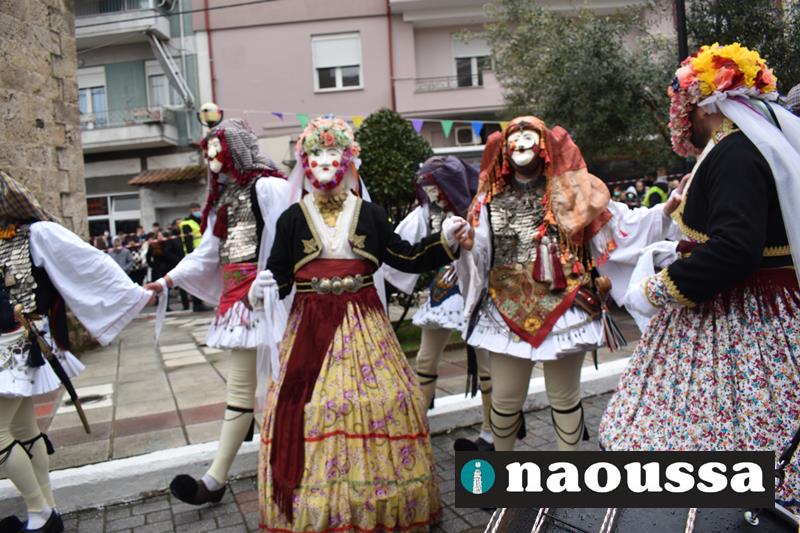 Η άδεια δόθηκε και ξεκίνησαν οι λεβέντικοι χοροί στο δημαρχείο της Νάουσας από τους Γενίτσαρους και τις Μπούλες (video+φωτορεπορτάζ) 