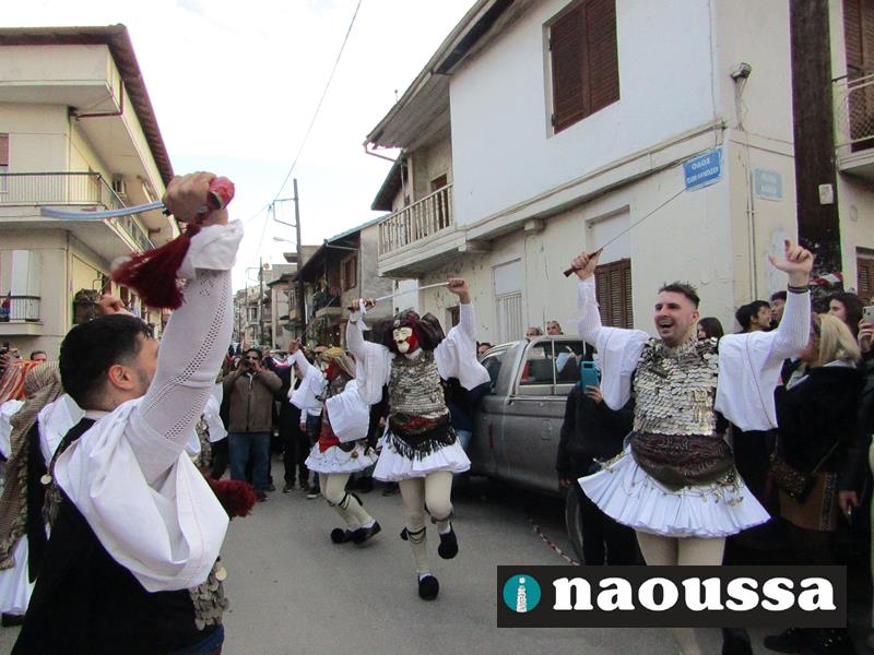 Έβγαλαν τον Πρόσωπο και χόρεψαν με χάρη στα Aλώνια οι Γενίτσαροι και οι Μπούλες (video+φωτορεπορτάζ)