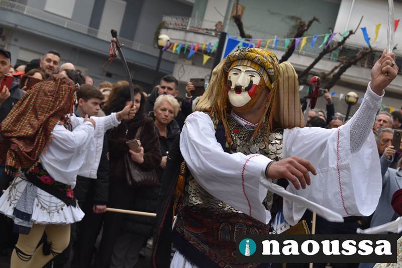 Η άδεια δόθηκε και ξεκίνησαν οι λεβέντικοι χοροί στο δημαρχείο της Νάουσας από τους Γενίτσαρους και τις Μπούλες (video+φωτορεπορτάζ) 