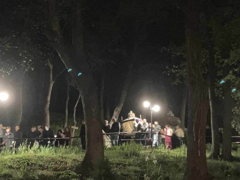 Με κατάνυξη και συγκίνηση η περιφορά των Επιταφείων στη Νάουσα 