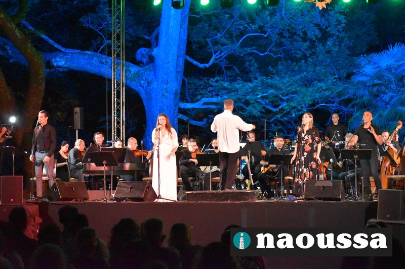 Μαγική η πρώτη βραδιά των «Γιορτών Νερού - Φεστιβάλ Αγίου Νικολάου Νάουσας»με το Συμφωνικό Ρεμπέτικο Απ' την Σμύρνη και την Πόλη στον Πειραιά (video+φωτορεπορτάζ)