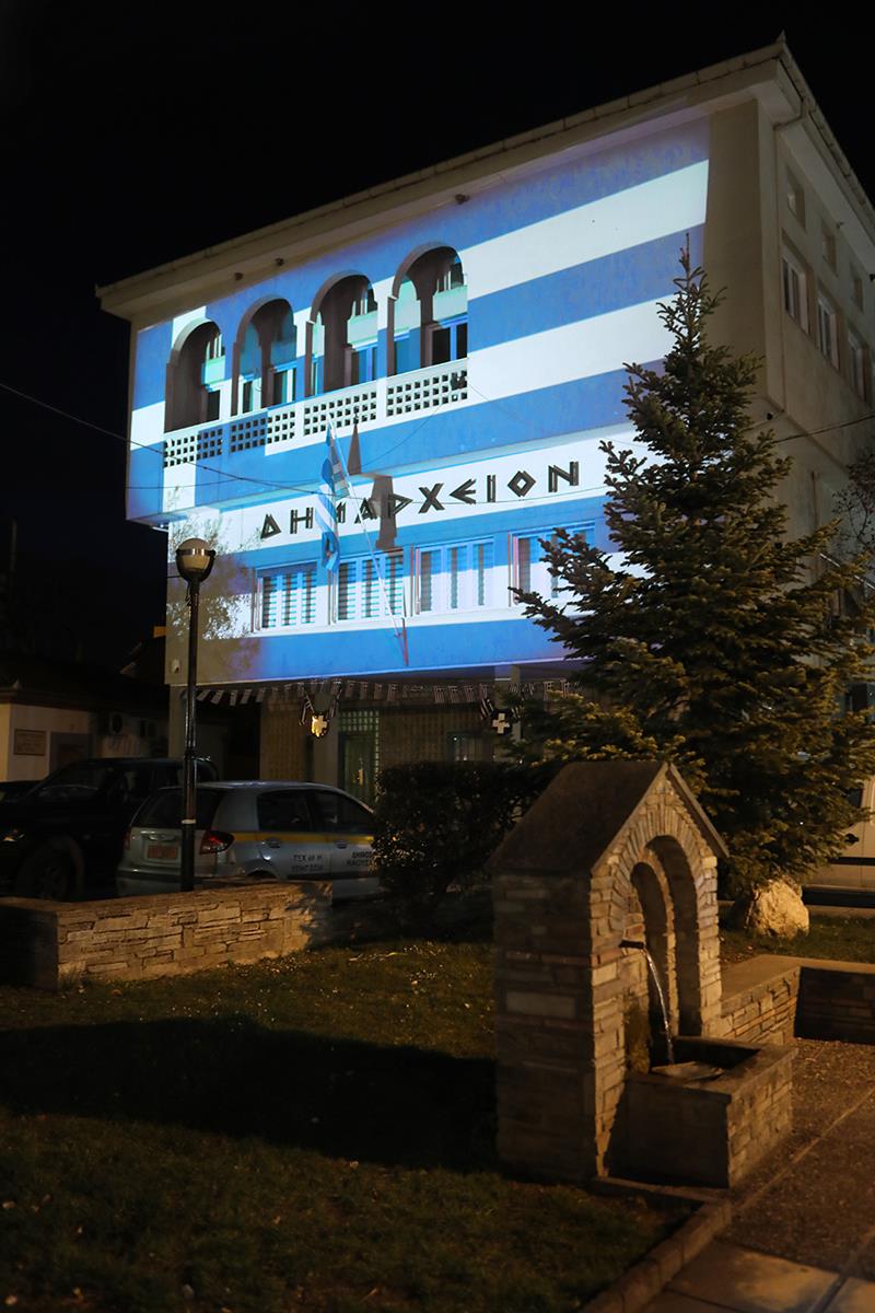 Τα χρώματα της Ελληνικής Σημαίας δεσπόζουν στο κτίριο του Δημαρχείου, στο Ρολόι και στην Πλατεία Καρατάσου στη Νάουσα