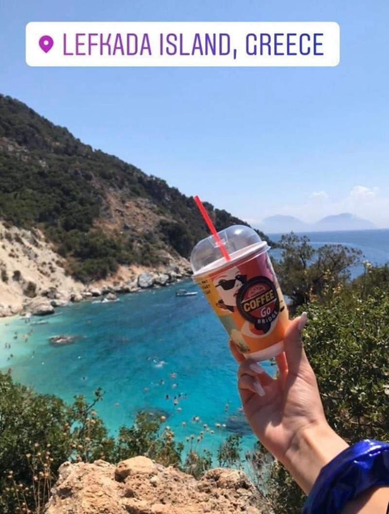 Δροσιστικός καφές από το «Coffee Go» στον δρόμο για την παραλία