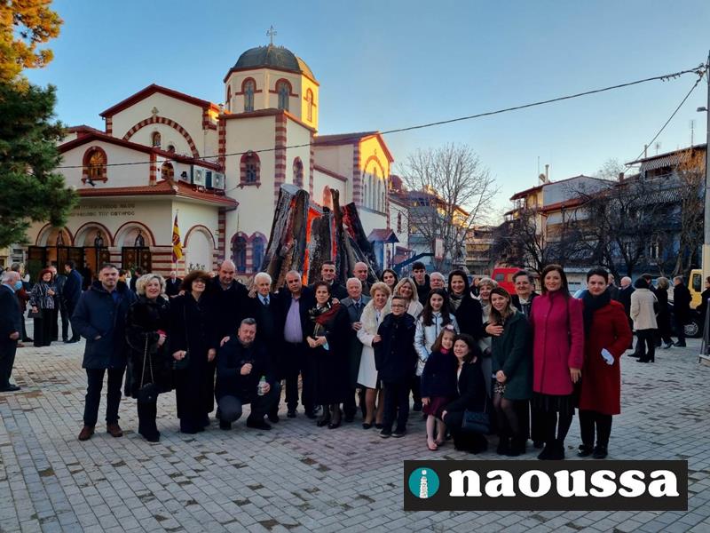 Άναψαν οι καρτσιούνοι στη Νάουσα ανήμερα των Χριστουγέννων-Ζεστή ατμόσφαιρά στις γειτονιές της Νάουσας (φωτορεπορτάζ) 