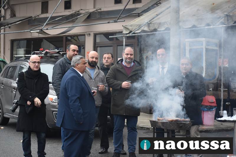 Άναψαν οι καρτσιούνοι ανήμερα των Χριστουγέννων-Ζεστή ατμόσφαιρά στις γειτονιές της Νάουσας (φωτορεπορτάζ) 