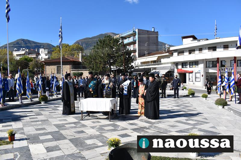  Η κατάθεση στεφάνων στο Ηρώο της Νάουσας για την απελευθέρωσή της από τον Τουρκικό ζυγό (video)   