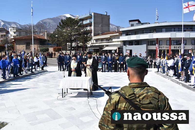Το τρισάγιο και η κατάθεση στεφάνων στο Ηρώο της Νάουσας για την Εθνική Επέτειο της 25ης Μαρτίου (φωτορεπορτάζ)