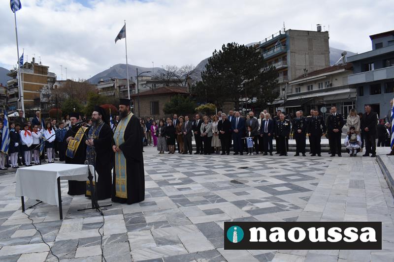 Η κατάθεση στεφάνων στο Ηρώο της Νάουσας για τον εορτασμό της 25ης Μαρτίου (φωτορπεορτάζ) 