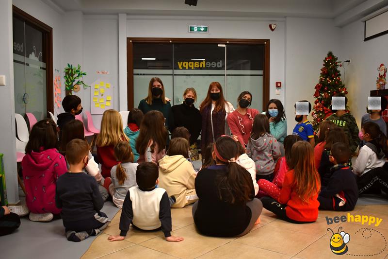 Χριστουγεννιάτικο party έκπληξη με χορό και λιχουδιές για τα παιδιά του ΚΔΑΠ Bee Happy