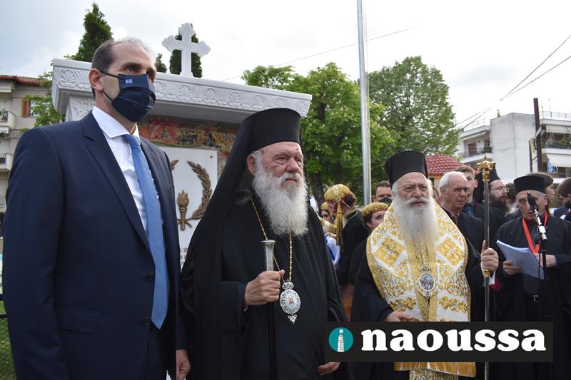 Τα αποκαλυπτήρια του μνημείου στον αύλειο χώρο του Ναού του Αγίου Γεωργίου στην μνήμη των Αγίων Ναουσαίων Νεομαρτύρων (video+φωτορεπορτάζ)