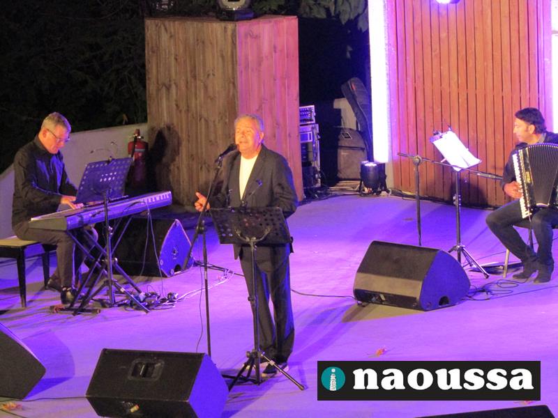Μάγεψε με την φωνή του το κοινό της Νάουσας ο Μανώλης Μητσιάς 