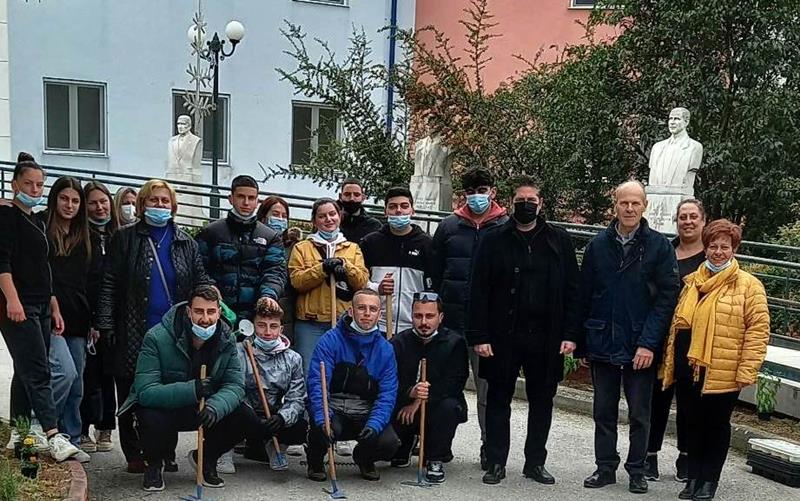 Φύτεψαν λουλούδια στην είσοδο του Νοσοκομείου οι μαθητές του τμήματος Γεωπονίας του 1ου ΕΠΑΛ ΝΑΟΥΣΑΣ