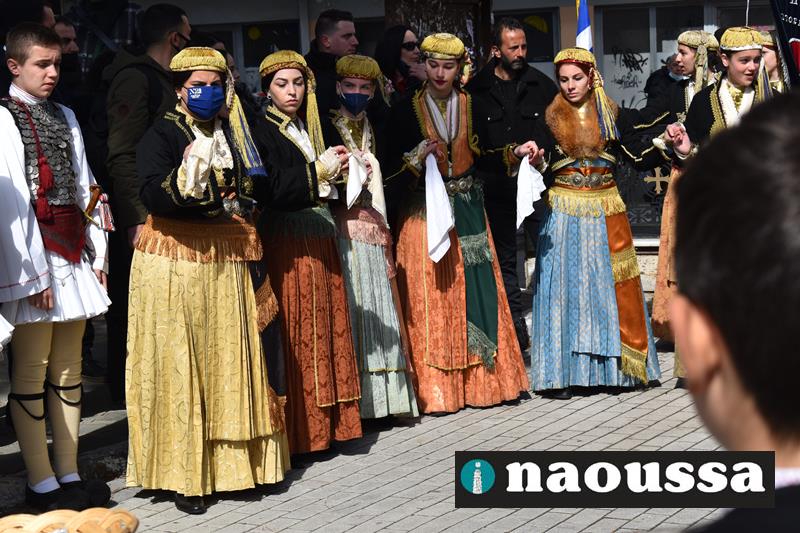 Ρίγη συγκίνησης από τις Ναουσαίες στον Μητροπολιτικό Ιερό Ναό Μεταμορφώσεως του Σωτήρος Ναούσης (video)