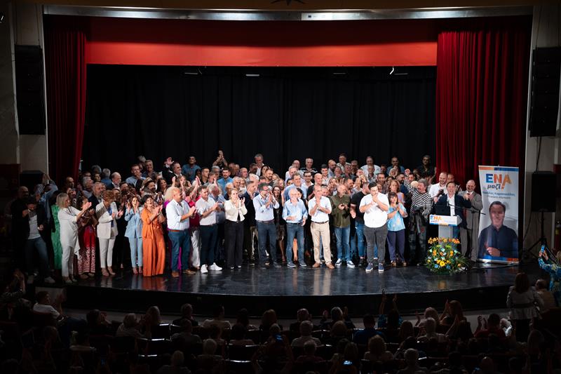 Κοσμοσυρροή στην παρουσίαση των υποψηφίων του «ΕΝΑ ΜΑΖΙ» στο Δημοτικό Θέατρο Νάουσας το βράδυ της Τετάρτης