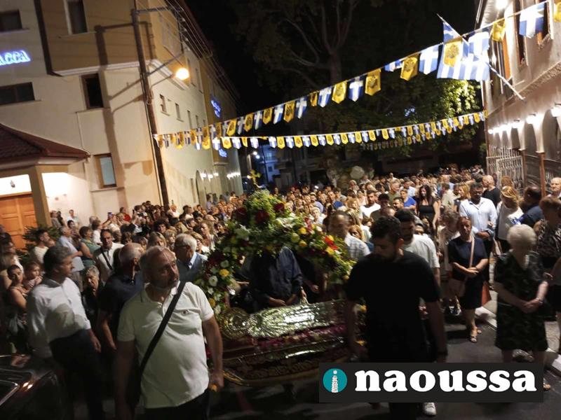 Η τελευταία παράκληση, ο Επιτάφιος της Παναγίας και η Λιτανεία χοροστατούντος του Σεβ. Μητροπολίτου μας κ. Παντελεήμονος στη Νάουσα (φωτορεπορτάζ)