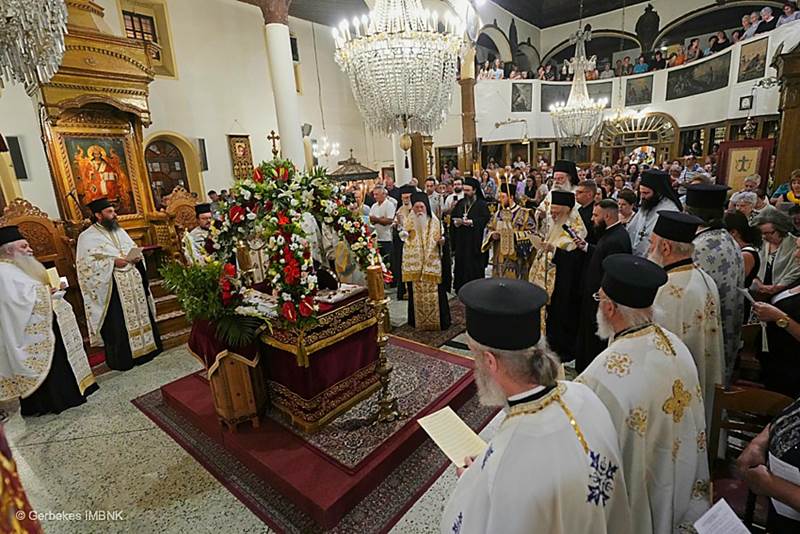 Εγκώμια και λιτανεία του Επιταφίου της Παναγίας στη Νάουσα 