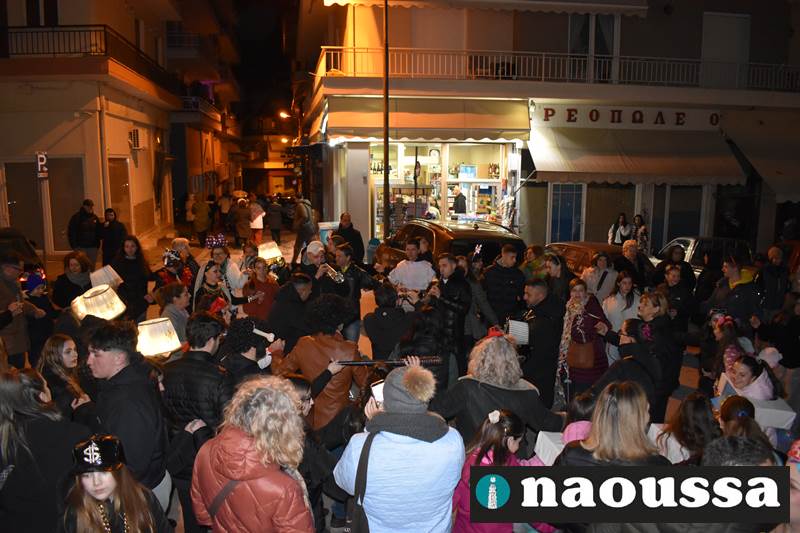 Καρναβαλίστικη «Πυρσοπατινάδα» στους δρόμους της Νάουσας το βράδυ της Τρίτης (video+φωτορεπορτάζ)