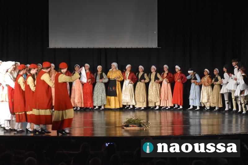 ΠΥΡΣΟΣ Νάουσας: Κατάμεστο το Δημοτικό Θέατρο στη μουσικοχορευτική παράσταση «Ανάσα μου, τραγούδι της ψυχής μου»