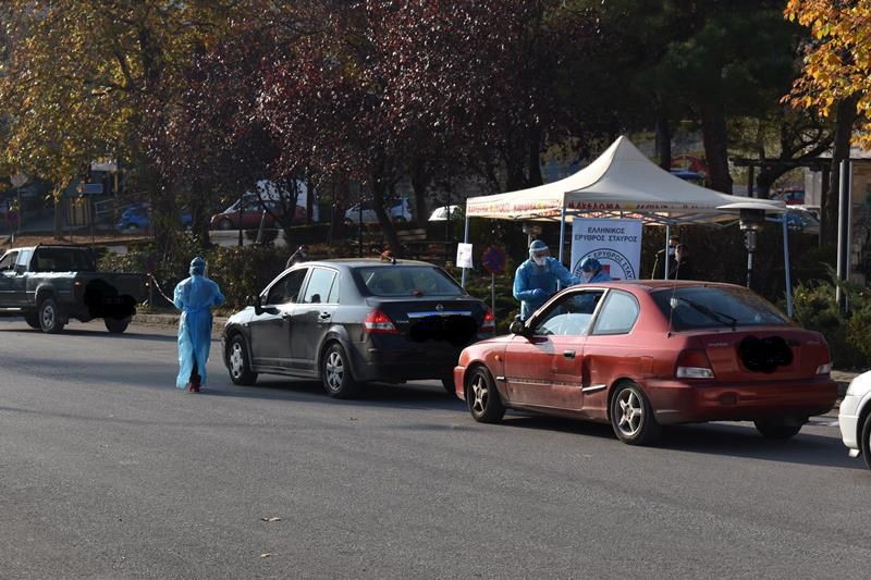 Ξεκίνησαν τα Rapid tests στους πολίτες της Νάουσας με τη διαδικασία drive-through
