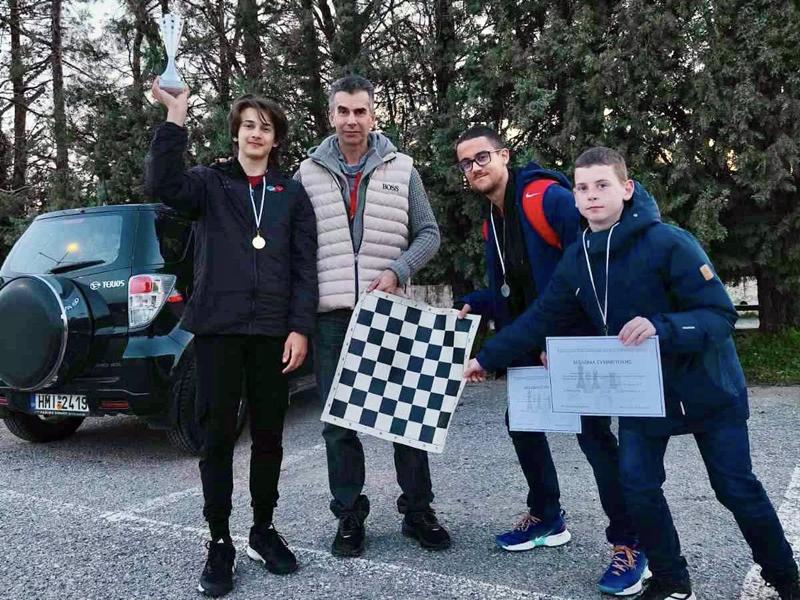 Με ιδιαίτερη επιτυχία η συμμετοχή έξι μαθητών της Ευξείνου Λέσχης Ποντίων Νάουσας στο 18ο Ατομικό Σχολικό Πρωτάθλημα Σκακιού Κεντροδυτικής Μακεδονίας