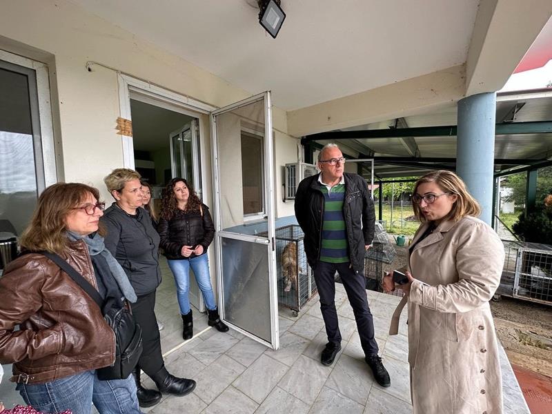 Στο κυνοκομείο του Δήμου Βέροιας η υποψήφια Βουλευτής με την ΝΔ κα Στέλλα Αραμπατζή  