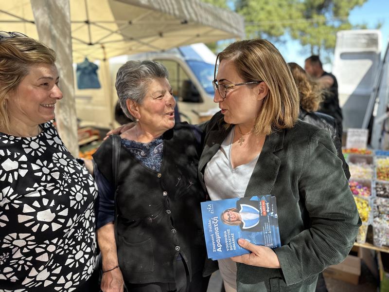 Στην λαϊκή αγορά Μακροχωρίου η υποψήφια βουλευτής με τη Νέα Δημοκρατία Στέλλα Αραμπατζή 