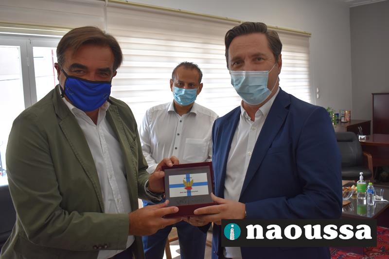 Ενθύμια από τη Νάουσα στον  Αντιπρόεδρο της Ευρωπαϊκής Επιτροπής αρμόδιο για την Προώθηση του Ευρωπαϊκού Τρόπου Ζωής κ. Μαργαρίτη Σχοινά