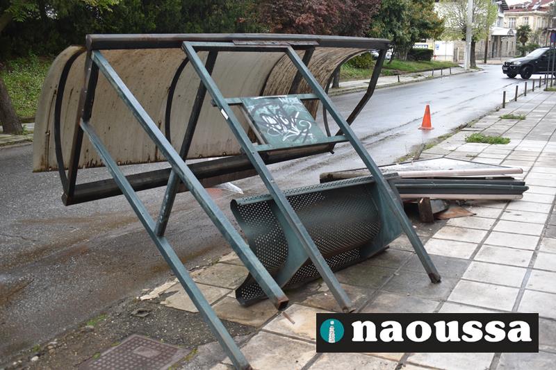 Τροχαίο ατύχημα με συνέπεια την καταστροφή της στάσης λεωφορείων στην είσοδο του νοσοκομείου Νάουσας 