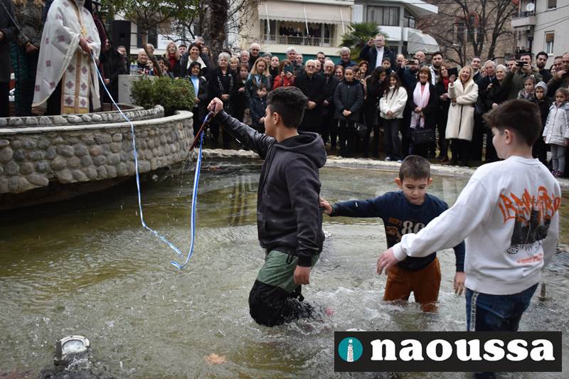 Ο Αγιασμός των υδάτων στην πλατεία Καρατάσου στη Νάουσα (φωτορεπορτάζ)