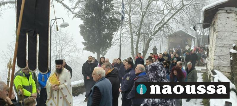 Πλήθος πιστών στο χιονισμένο εξωκλήσι της Υπαπαντής του Χριστού στο Βέρμιο