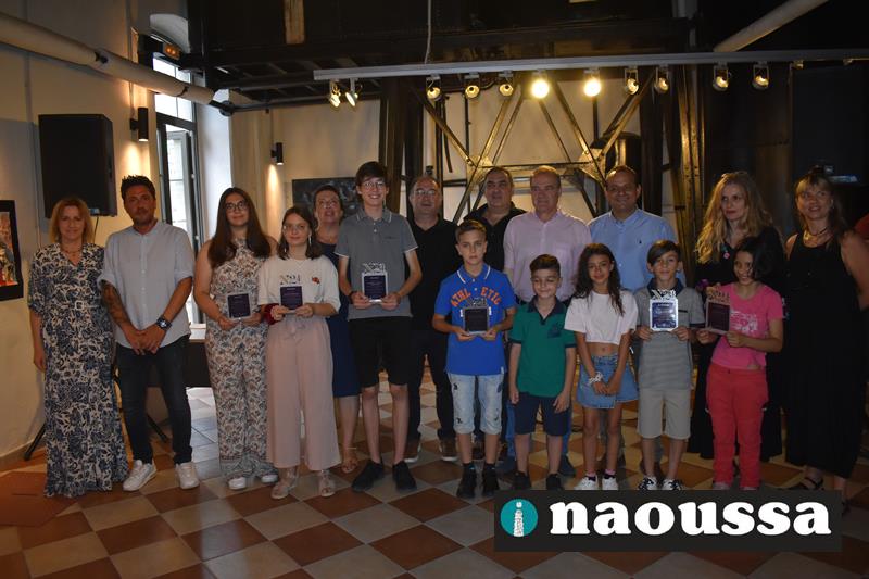 Βραβεύτηκαν οι μαθητές του δήμου Νάουσας που διακρίθηκαν στον εικαστικό και δημιουργικό γραπτό λόγο με θέμα την Επανάσταση και το Ολοκαύτωμα της Νάουσας το 1822