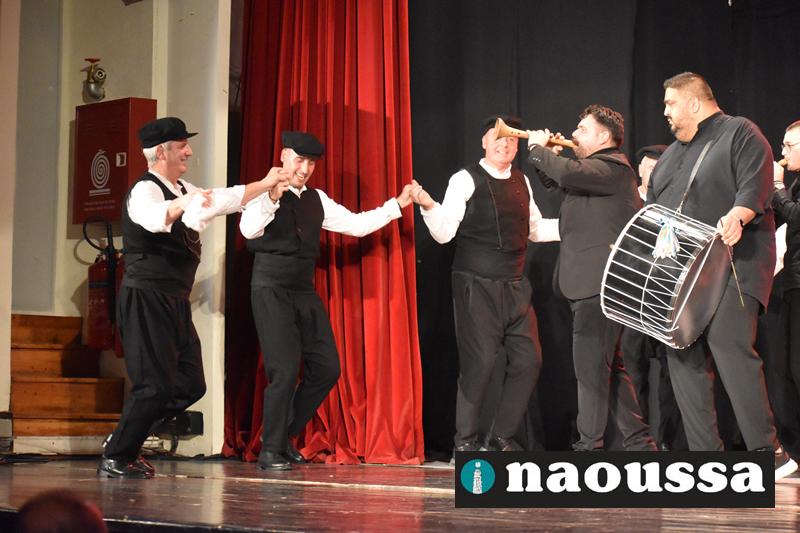 Κατάμεστο το Δημοτικό Θέατρο Νάουσας στη φιλανθρωπική παράσταση «ΧΕΡΙ ΜΕ ΧΕΡΙ, η παράδοση της Ελλάδας» (video+φωτορεπορτάζ)