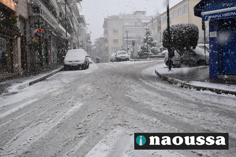 Έκκληση του Δήμου Νάουσας προς τους δημότες να αποφεύγουν τις άσκοπες μετακινήσεις λόγω σφοδρής χιονόπτωσης 