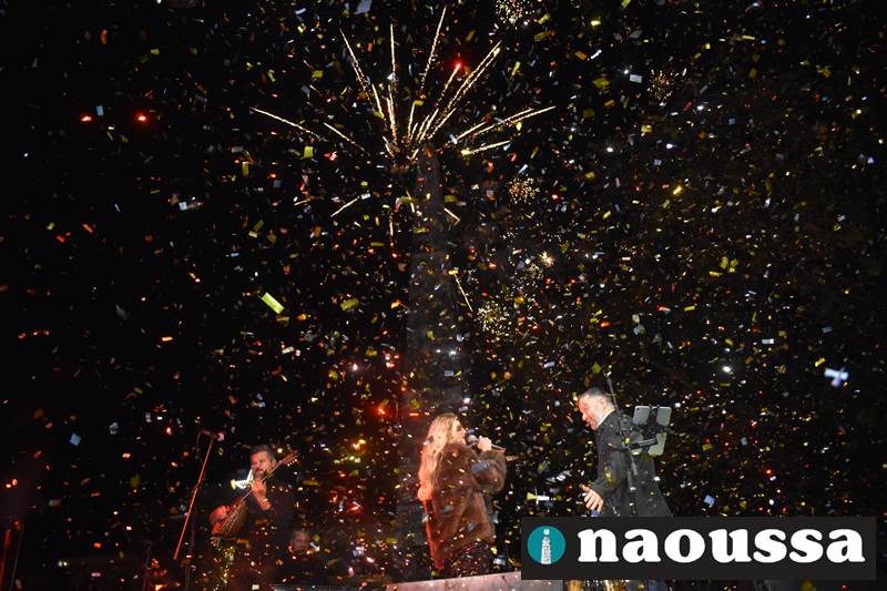 Φαντασμαγορική ατμόσφαιρα στη φωταγώγηση του χριστουγεννιάτικου δέντρου της Νάουσας (video + φωτορεπορτάζ)