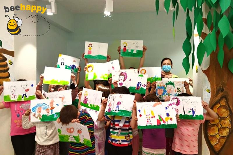 Μικροί ζωγράφοι υπό την καθοδήγηση της κας. Χαράς Κοσμίδου τα παιδιά των ΚΔΑΠ Bee Happy