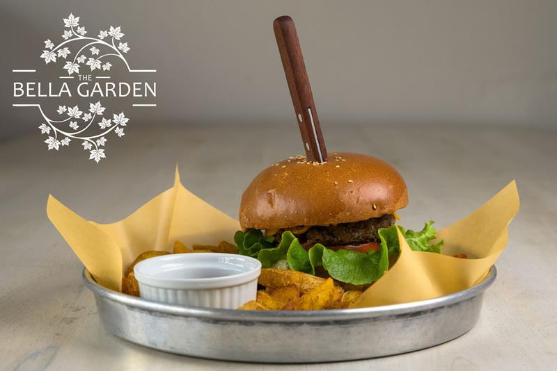 Ώρα για λαχταριστά burgers στο «THE BELLA GARDEN»