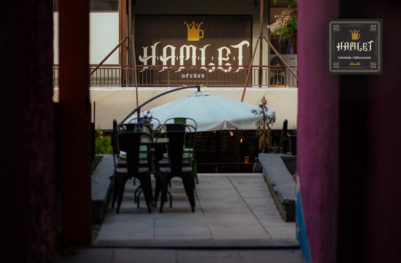  Hamlet sofistikafe: Στο τέλος της στοάς ξεπροβάλλει ο δικός μας παράδεισος…