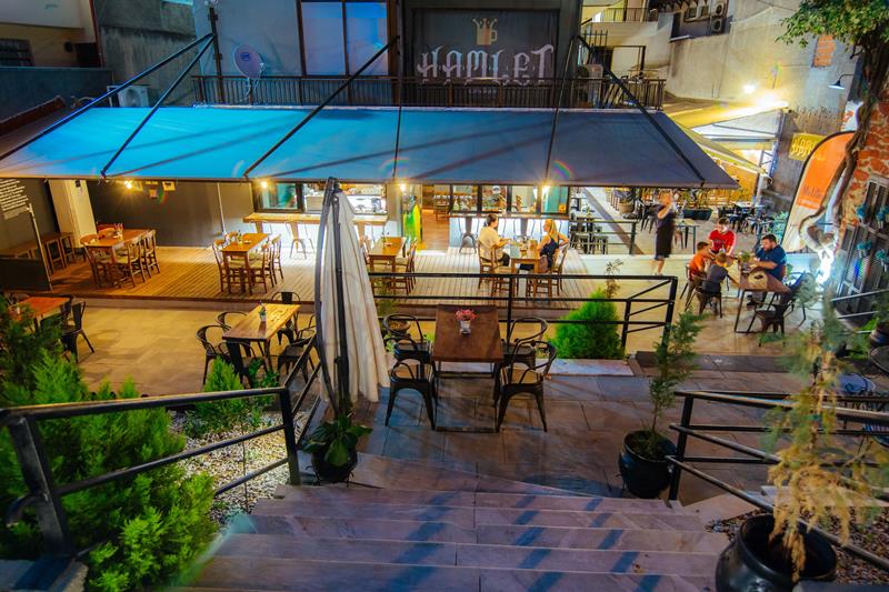 Η νύχτα πέφτει στο Hamlet sofistikafe