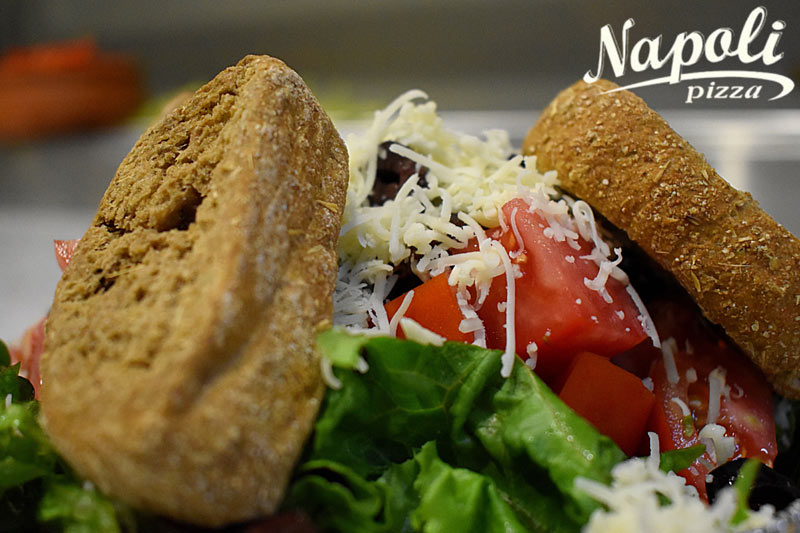 Δροσερή μεσογειακή σαλάτα από την pizza Napoli