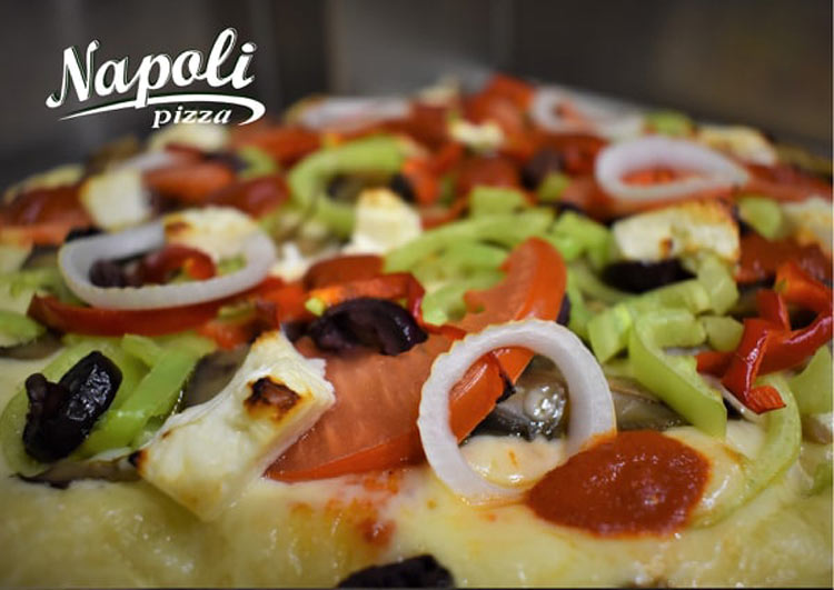  Η χωριάτικη pizza με κρεμμύδι ή όχι από την Napoli 