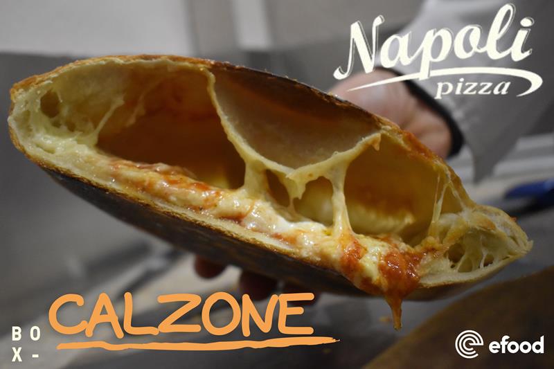 Ζουμερό Calzone από την pizza Napoli