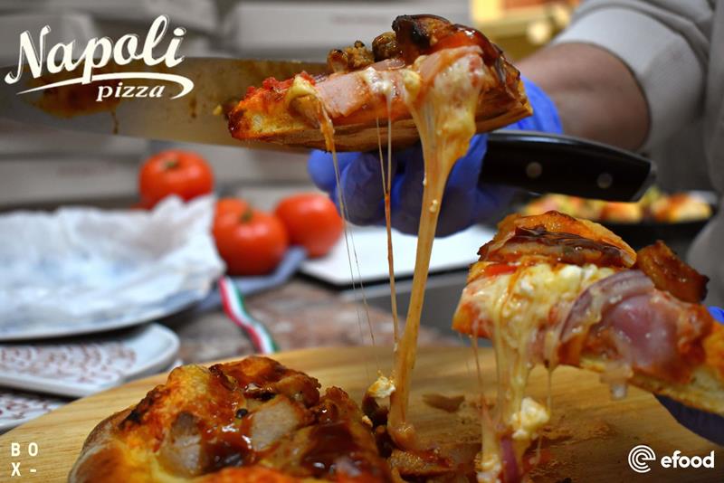 Pizza με ζουμερά κομμάτια γύρου από την pizza Napoli