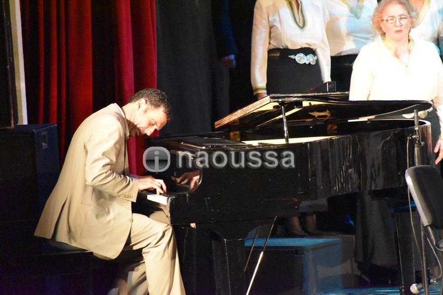 Η Νάουσα δημιουργεί: Ο μουσικός, συνθέτης και μαέστρος του Ωδείου Νάουσας κ. Παρόλας μέσα από την ερμηνεία ενός τρίο για πιάνο , βιολί και φλάουτο με τον τίτλο «Ελεγεία»