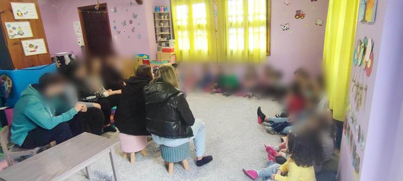 Οι μαθητές του ΕΠΑ.Λ. Νάουσας διδάσκουν  την έννοια της «αποταμίευσης» στους λιλιπούτειους μαθητές του παιδικού σταθμού ¨Χρυσαλιφούρφουρο¨