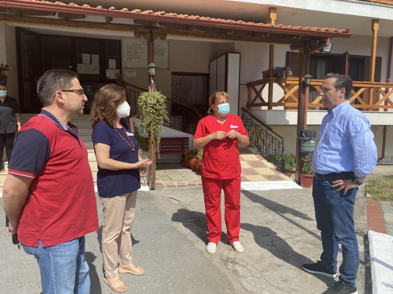 Επίσκεψη Νικόλα Καρνικόλα στο Γηροκομείο Νάουσας
