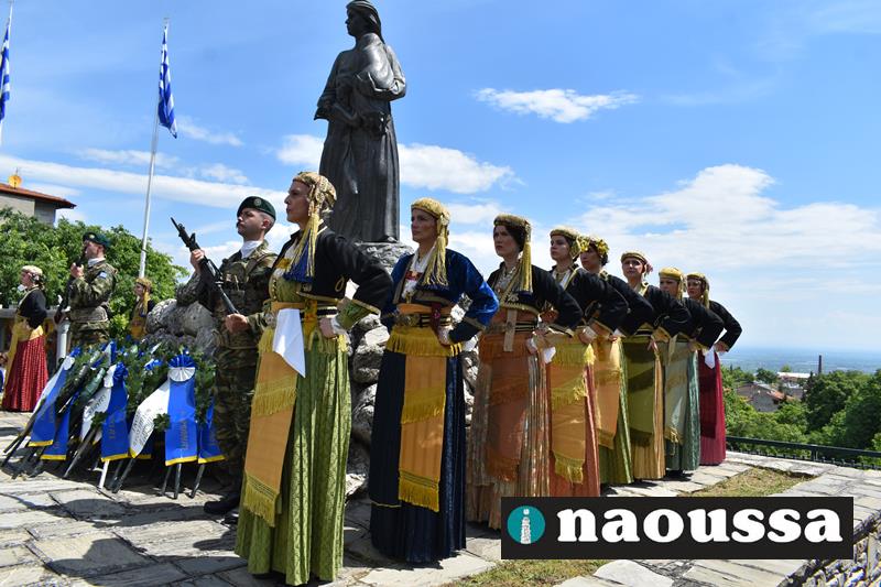 Συγκλόνισαν οι Ναουσαίες με την Μακρυνίτσα τους στον χώρο θυσίας (video) 