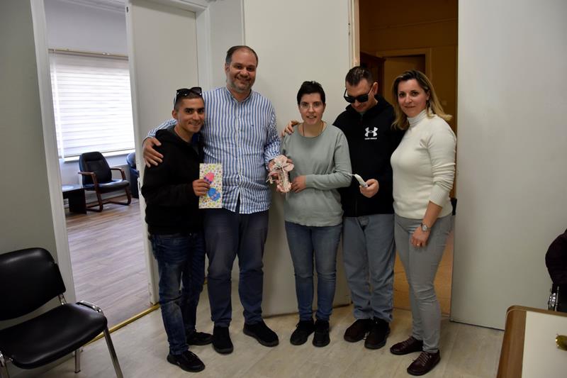 Πασχαλινές ευχές και δώρα από το ΚΔΑΠ ΜΕΑ στον Δήμαρχο Νάουσας